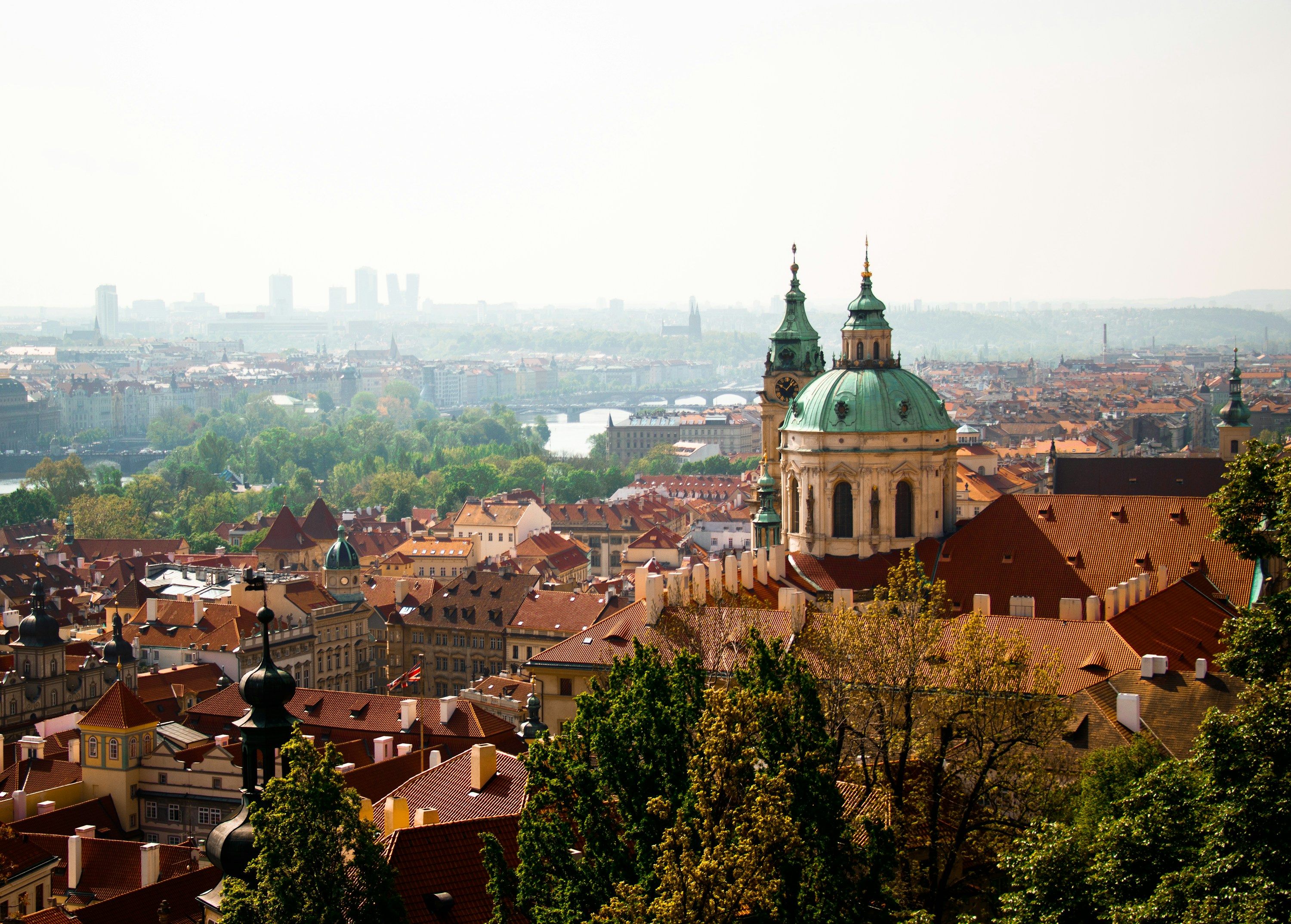Letecký pohled na městské portfolio budov v Praze